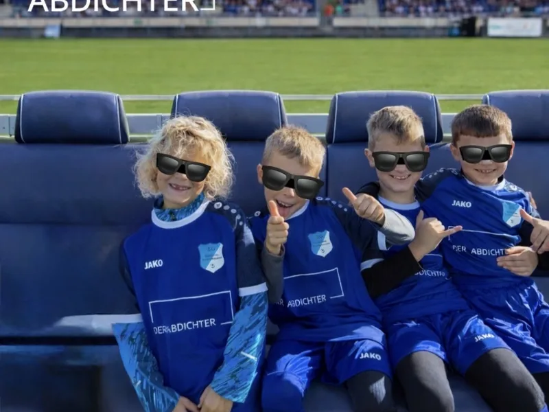 Geförderte Jugendmannschaft in Der-Abdichter-Trikots im Stadion