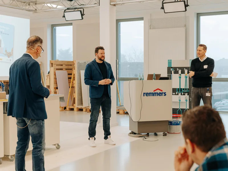 Benjamin Ferl bei einem Fachvortrag auf der Remmers-Jahreskonferenz