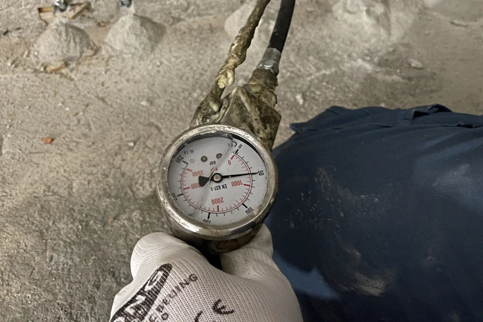 Rissverpressung mit gesetzten Injektionspackern und Manometer an der Druckleitung.