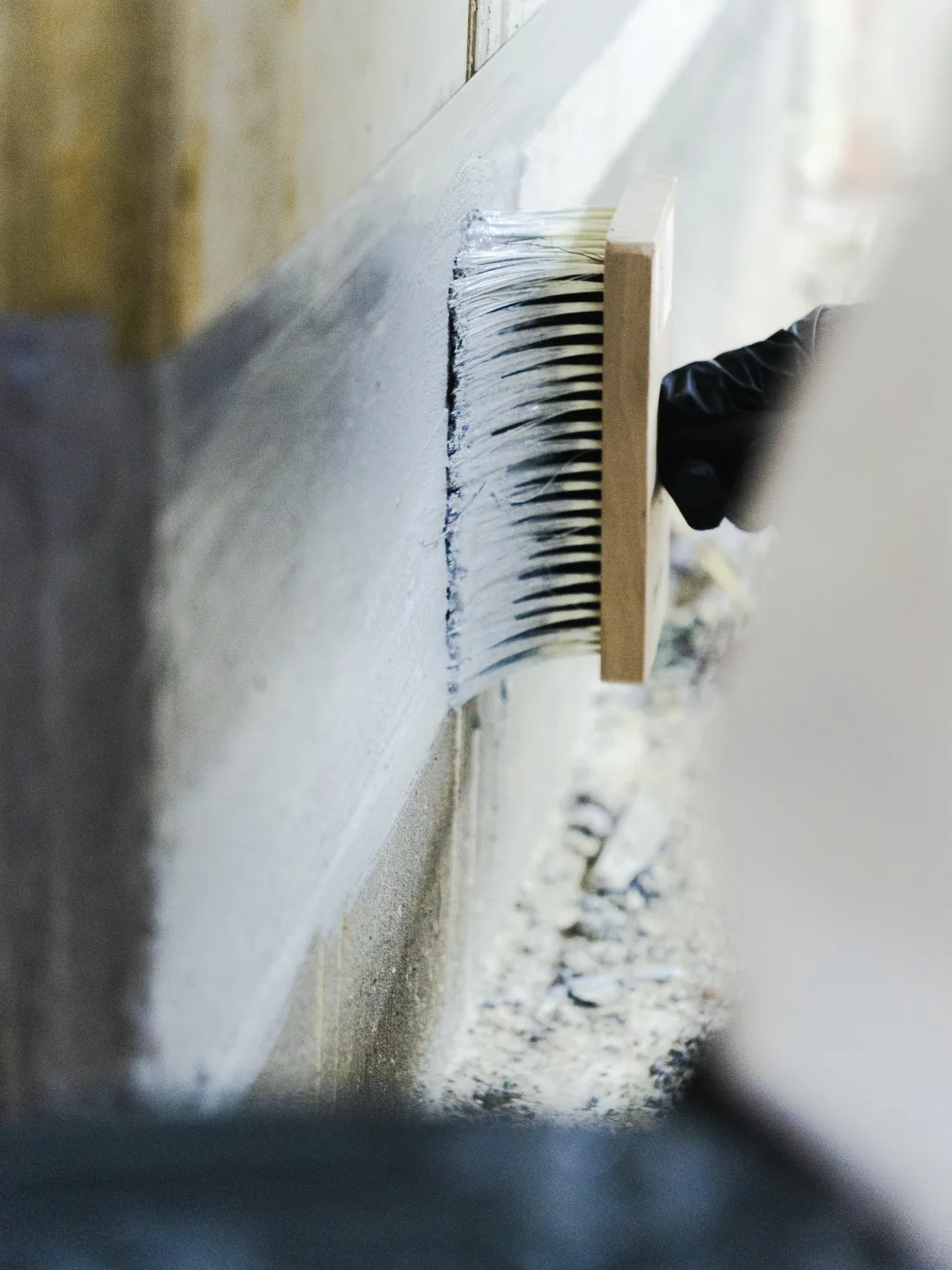 Dichtschlämme wird auf die Wand aufgetragen
